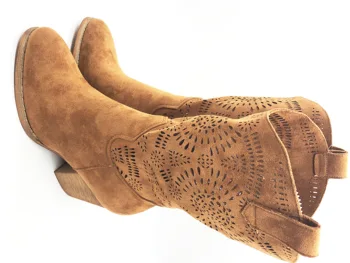 

Boot Cane half, Cuban heel, round toe, drilling in Cane