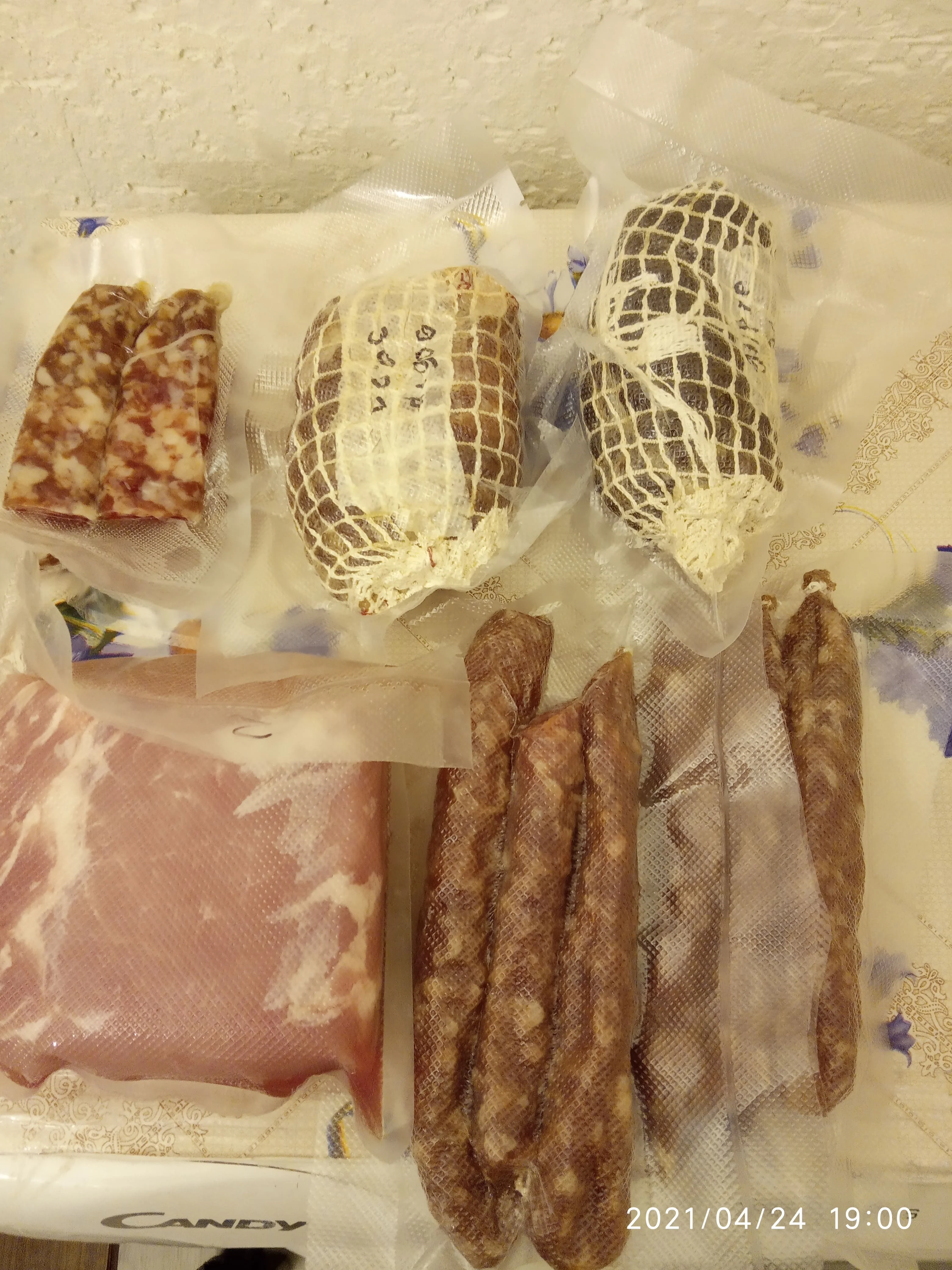 Отзыв о товаре Вакуумный электрический упаковщик пищевых продуктов White Dolphin 220В, 110В с функцией хранение пищи, вакуумная упаковка, вакуумные пакеты 10 шт в комплекте от пользователя A***v