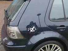 Pegatina reflectante para tanque de combustible, adhesivo divertido para coche, negro/blanco, 1 ud.