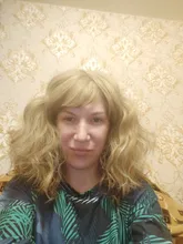 Pelucas sintéticas rizadas para mujeres afroamericanas, pelo de Cosplay de fibra resistente al calor, longitud media, flequillo lateral libre, color rubio Emir