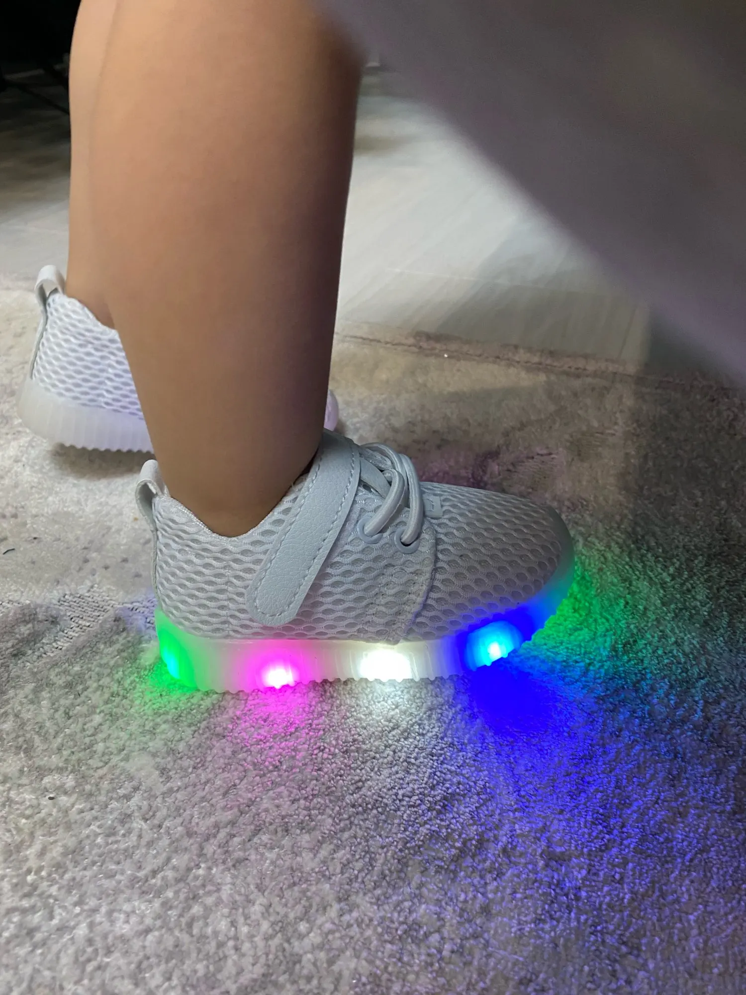 кроссовки которые светятся в темноте. светящиеся кроссовки. светодиодный браслет. светящаяся игрушка. светодиодный шар для детей.