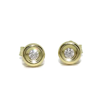 

Pendientes de oro amarillo de 18k con diamantes de 0.16cts chatón clásico de 6mm con cierre presión