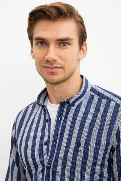 U.S. POLO ASSN. Темно-синяя рубашка в полоску