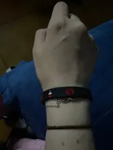 Pulsera deportiva de Anime para hombre, pulsera de silicona de caucho con dibujos animados, brazalete de mano circular para Cosplay, color blanco y negro