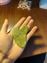 Gua Sha-rascador de piedra de Jade en forma de corazón, tablero hecho a mano de Gua Sha, rascador antiarrugas para el cuidado de la piel, belleza, 1 unidad