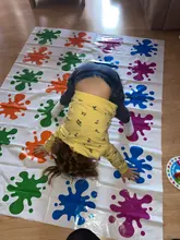 Hasbro-Juego Twister para niños y adultos, divertido juego interactivo para jugar en espacios interiores y exteriores