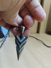 Luminoso brillante flecha COLLAR COLGANTE Caballero collar con forma de lanza resplandor en el oscuro Pike Collar para Mujeres Hombres regalo de Halloween