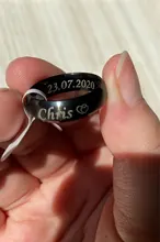 Vnox-anillo personalizado de acero inoxidable con borde biselado para hombre y mujer, sortija de boda negra con letras y fecha