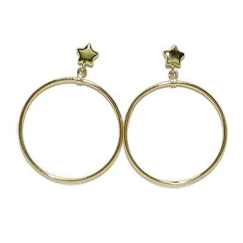 

Never say Never joyas.Pendientes de oro amarillo de 18k con estrellas de 5mm y aro de 2.50cm de diámetro exterior.Cierre presión