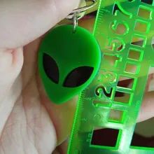 LLavero de cabeza de Alien acrílico, llavero de Alien verde fluorescente/llavero espacial/Kawaii/gótico Pastel/OVNI