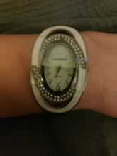 Reloj de pulsera con diseño geométrico para mujer, nuevo accesorio de pulsera femenino en color plateado y rojo, 2019