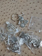 Llavero creativo de Metal con gorro de bombero, 1 Uds., llavero de llama, alarma de fuego, llavero con insignia de héroe, regalo