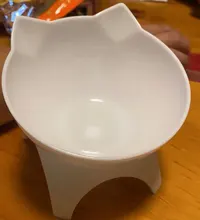 Cuencos elevados para gatos y perros, recipiente de comida elevado de 15 ° con soporte, individual, negro y blanco