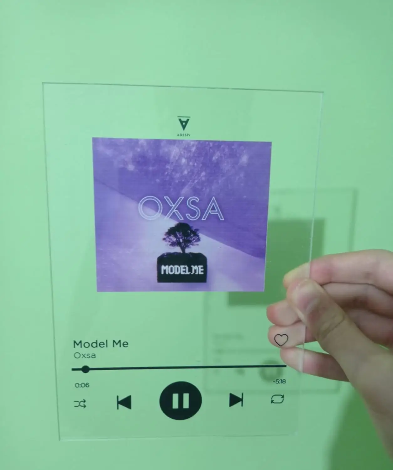 Targa in Plexiglass con Codice Spotify e Foto Personalizzata – Smart Print