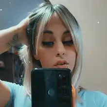 Peluca de cabello sintético con flequillo para mujer, longitud media, color marrón a rubio, resistente al calor, para Cosplay