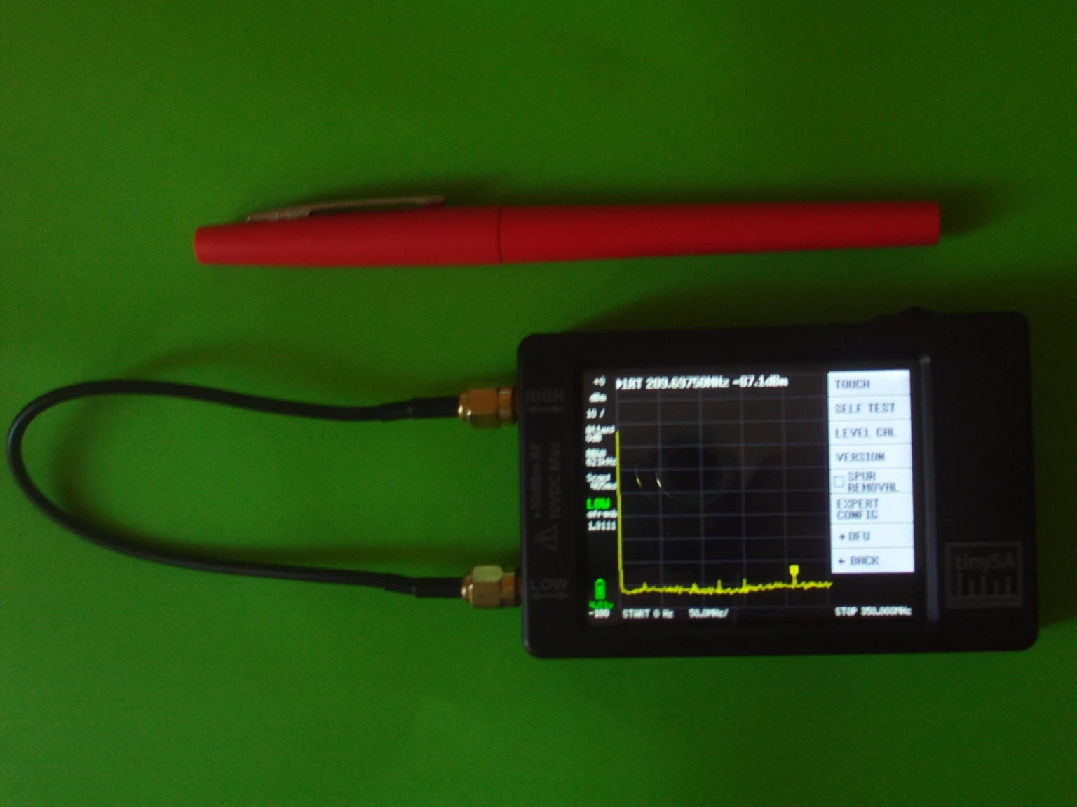 Tinysa ultra прошивка. Tinysa анализатор спектра. DC 960 MHZ Spectrum Analyzer. Схема анализатор спектра tinysa. DPM 1000e 400-960 MHZ.