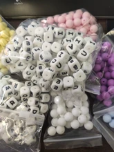 Unids/bolsa Cadena de chupete de silicona, Cuentas, cuenta de letras de alfabeto, bricolaje, 12mm, Cubo de silicona, cuentas para morder, DIY, nombre en el Clip del chupete, 100