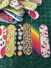 Más de 50 unids/lote Archivo de clavo de Mini tampón para uñas doble-cara estampada portátil pedicura manicura Vijlen uñas papel de lija archivo