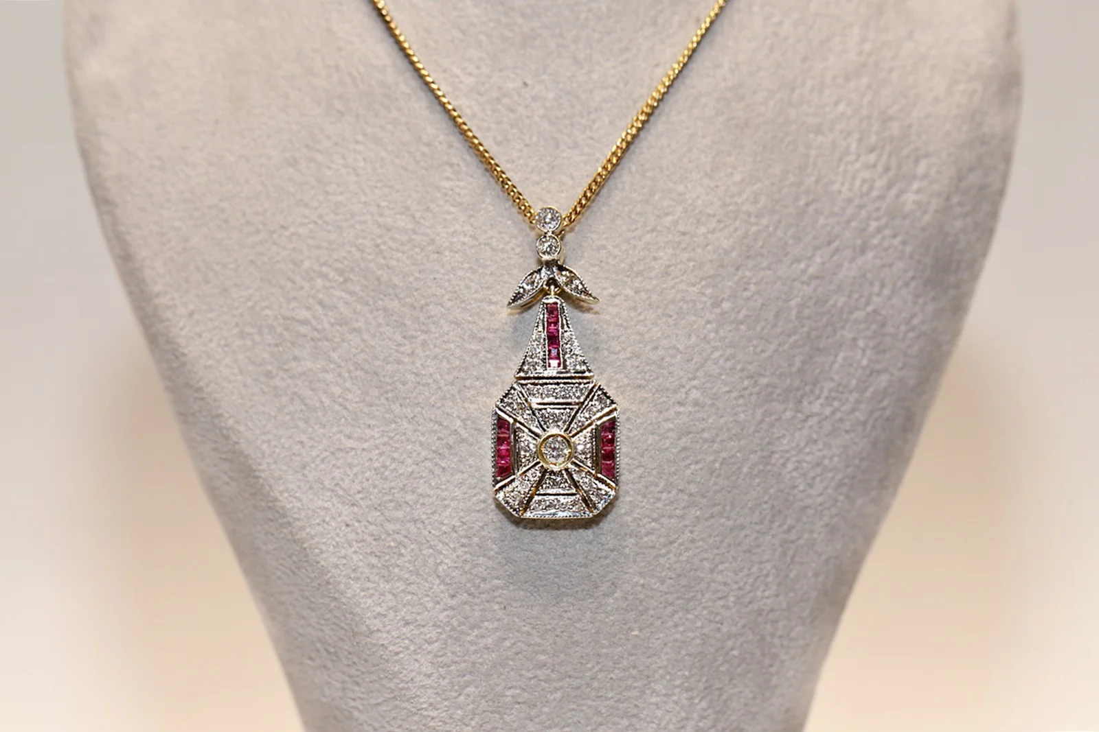 

Original Art Deco 18k Gold Natural Diamond And Caliber Ruby Decorated Amazing Necklace