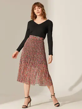 

Flower Decorated Pleated Crepe Skirt