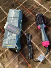 Cepillo que seca y volumiza el pelo de un solo paso, el cepillo produce aire caliente y puede alisar y arizar el pelo