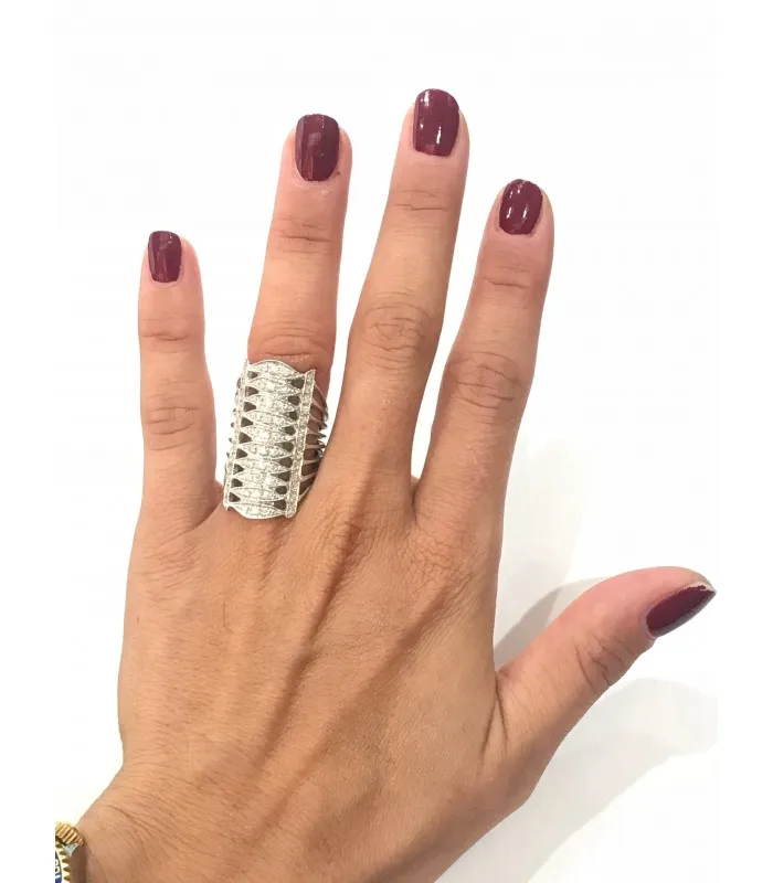 Золотое кольцо с блестящим бриллиантом CAPODAGLI