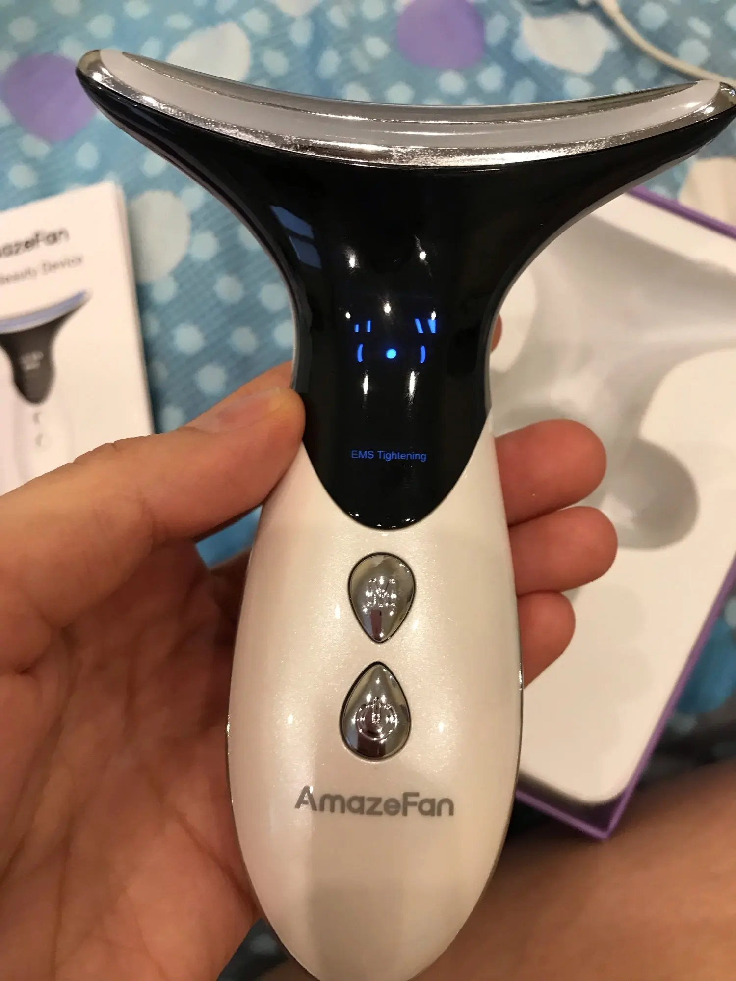 Отзыв о товаре AmazeFan Против морщин на шее Подтяжка для лица и шеи Устройство красоты Светодиодная фотонная терапия Уход за кожей EMS Затянуть шеи Массажер Ум... от пользователя R***r