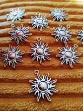 10 Uds. De dijes de Sol de 28x25mm, colgantes de Color plateado bronce dorado tibetano, fabricación de joyas antiguas DIY, artesanía hecha a mano