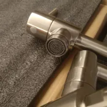 Grifo plegable montado en la pared para la cocina, Solo Frío de fregadero de un solo orificio, giratorio, latón y oro cromado