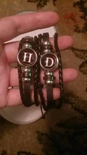 Pulsera de cuero negro con 26 letras para hombre y mujer, brazalete con nombre de equipo, botón, regalo de cumpleaños