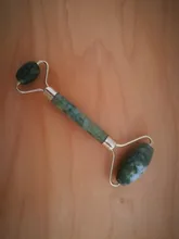 Masajeador de Jade Natural para cara, raspador de Gua Sha con rodillo de Jade, con microagujas