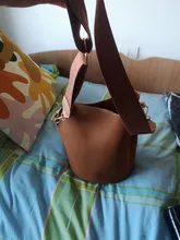 Bolso de mano de banda ancha de diseño de marca para mujer, bolso de hombro de PU de cubo de lujo, de un solo hombro, de gran capacidad, de color sólido