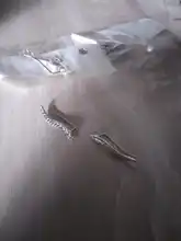 KISSWIFE-pendientes de Metal con forma de hoja para mujer, aretes, estilo trepador de oreja, Simple, Color dorado