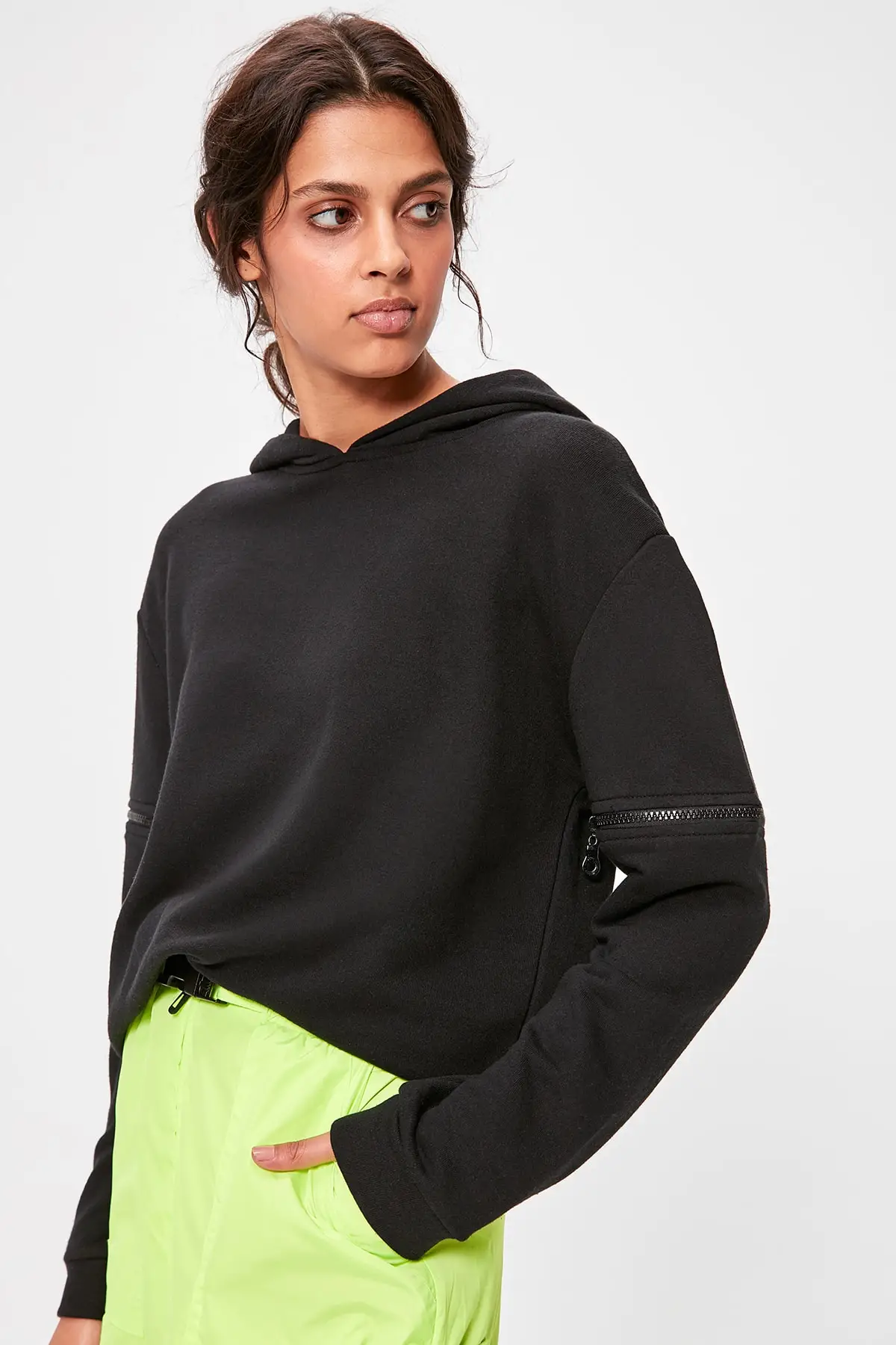 Черный трикотажный свитшот с капюшоном и молнией Trendyol TWOAW20SW0237