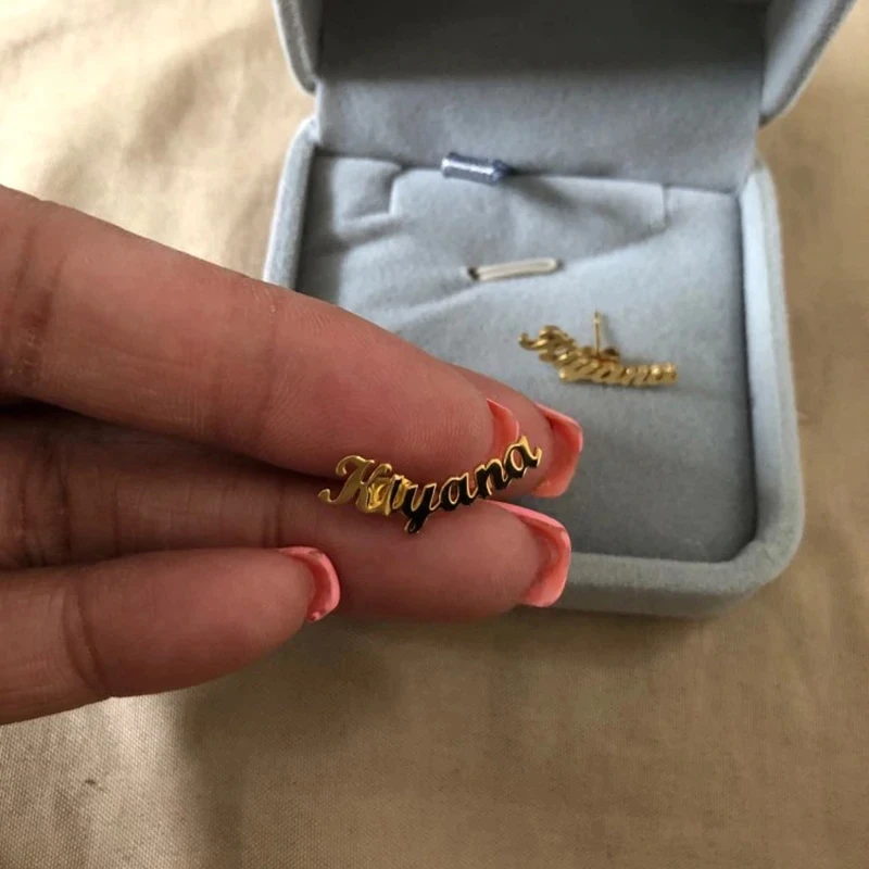 Pendientes de acero inoxidable personalizados con nombre para mujer, aretes con cierre de tuerca con placa de nombre personalizable para chicas mejores amigas