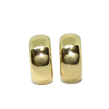 

Preciosos pendientes de oro amarillo brillo de 2.00cm de altos por 8mm de anchos con cierre omega, Peso; 2.80gr de oro 18k