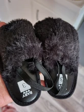 Sandalias con peluche para niñas pequeñas, zapatos planos de piel sintética con suela suave, zapatillas con correa de soporte elástico, para el hogar