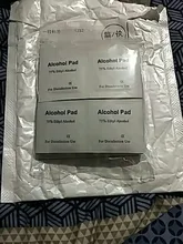 100 unids/caja de primeros auxilios kit almohadilla de Alcohol medicinal muestras de primeros auxilios kit de accesorios