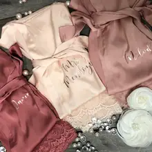 Пользовательское название кружева атласное кимоно; наряд Персонализированные Свадебные вечерние мама сестра халат атласный подарок для невесты