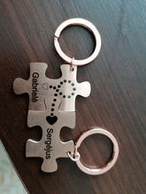 Llavero con pieza de rompecabezas personalizada para parejas, fecha grabada y dos iniciales, regalos de amor para pareja, esposa, novio y novia, 2 uds.