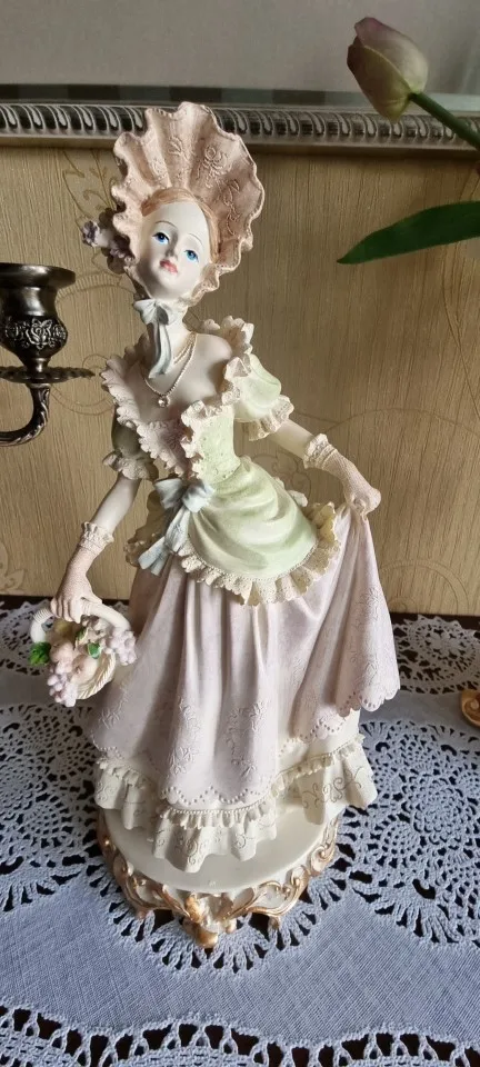 Decorative Europe Victorian Girl Statue Fashion Character Beauty Figurines Resin Crafts Wedding Gifts Creative Home Decoration Ornament Art photo review
