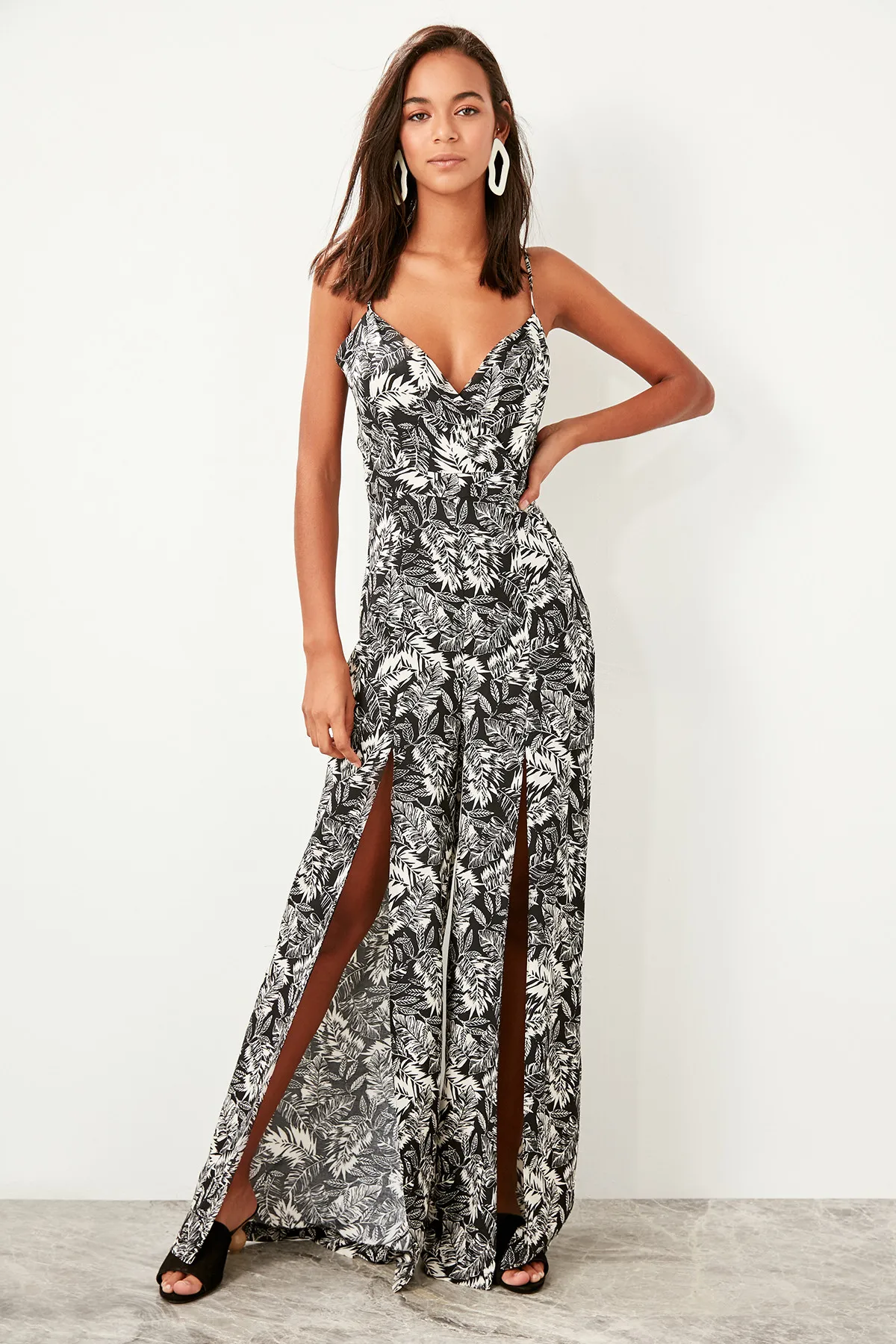 Trendyol Black Leaf Pattern Viscose Jumpsuit TBESS19BB0249 |