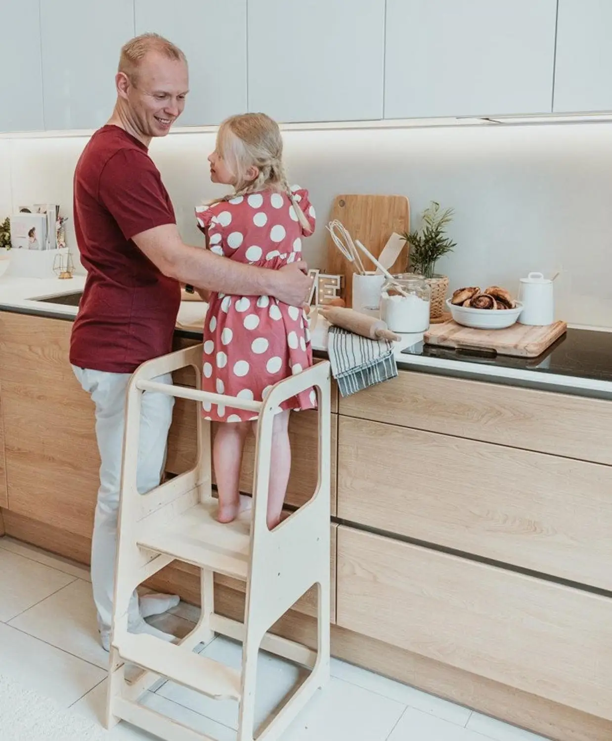 Детский стульчик монтессори башня. Стульчик монтессори детский. Башня помощника стул для кормления монтессори. Детский стульчик монтессори башня. Башня помощница монтессори.