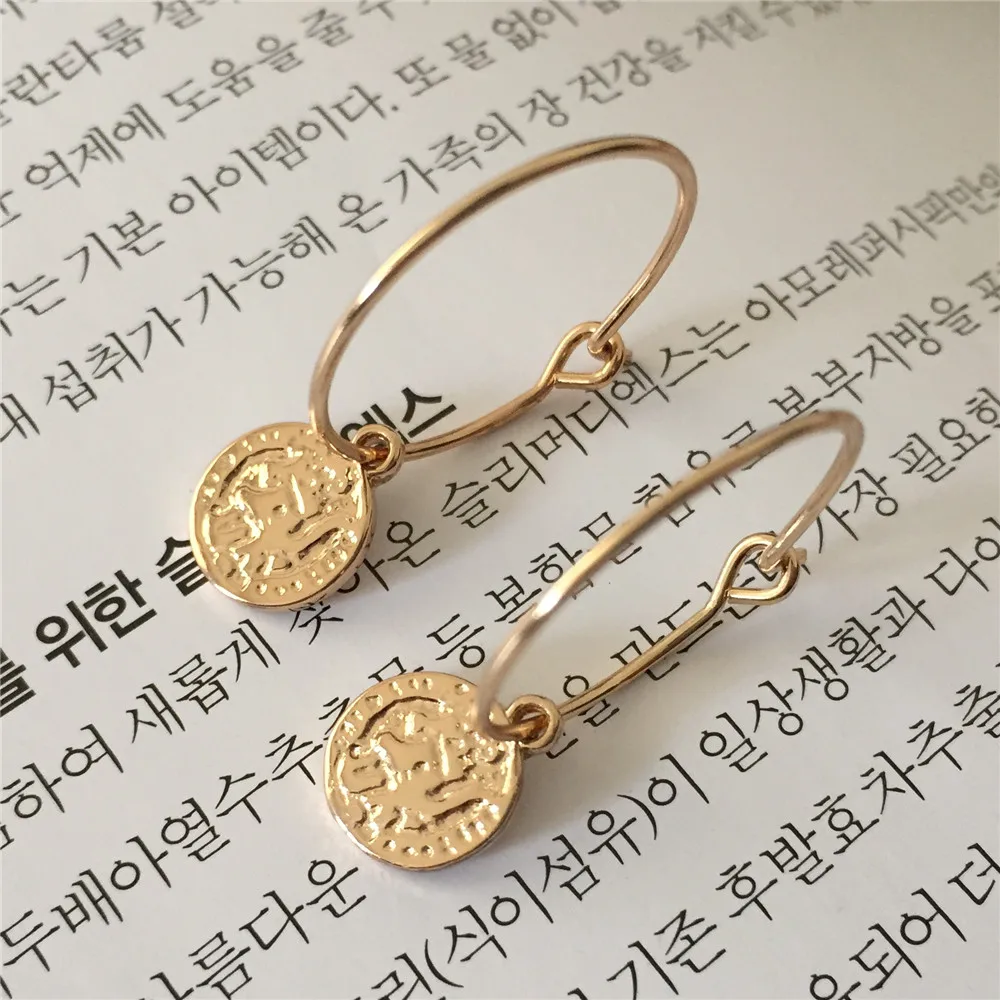 Новые модные милые серьги-кольца с подвеской золотого цвета 18 мм Серьги-кольца с маленькой текстурированной монеткой модные серьги для девочек