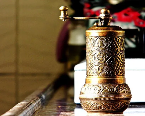 https://ae01.alicdn.com/kf/Uf68f9b7f6156428390d86993b3a5b48co/Turkish-Copper-Pepper-Coffee-Spice-Salt-Grinder-Hand-Mill-Traditional-Handmade-4-3-inch-Kitchenware-Gift.jpg