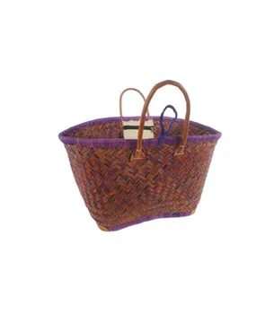 

Carrycot raffia lilac big size and leather handles. Measurements: 58x36 cm.