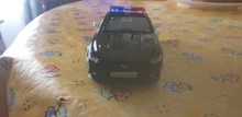 Coche de policía de aleación fundida para niños, modelo Challenger de 2 puertas abiertas con función de tracción trasera, coches deportivos de Metal, juguetes para niños, 1/36
