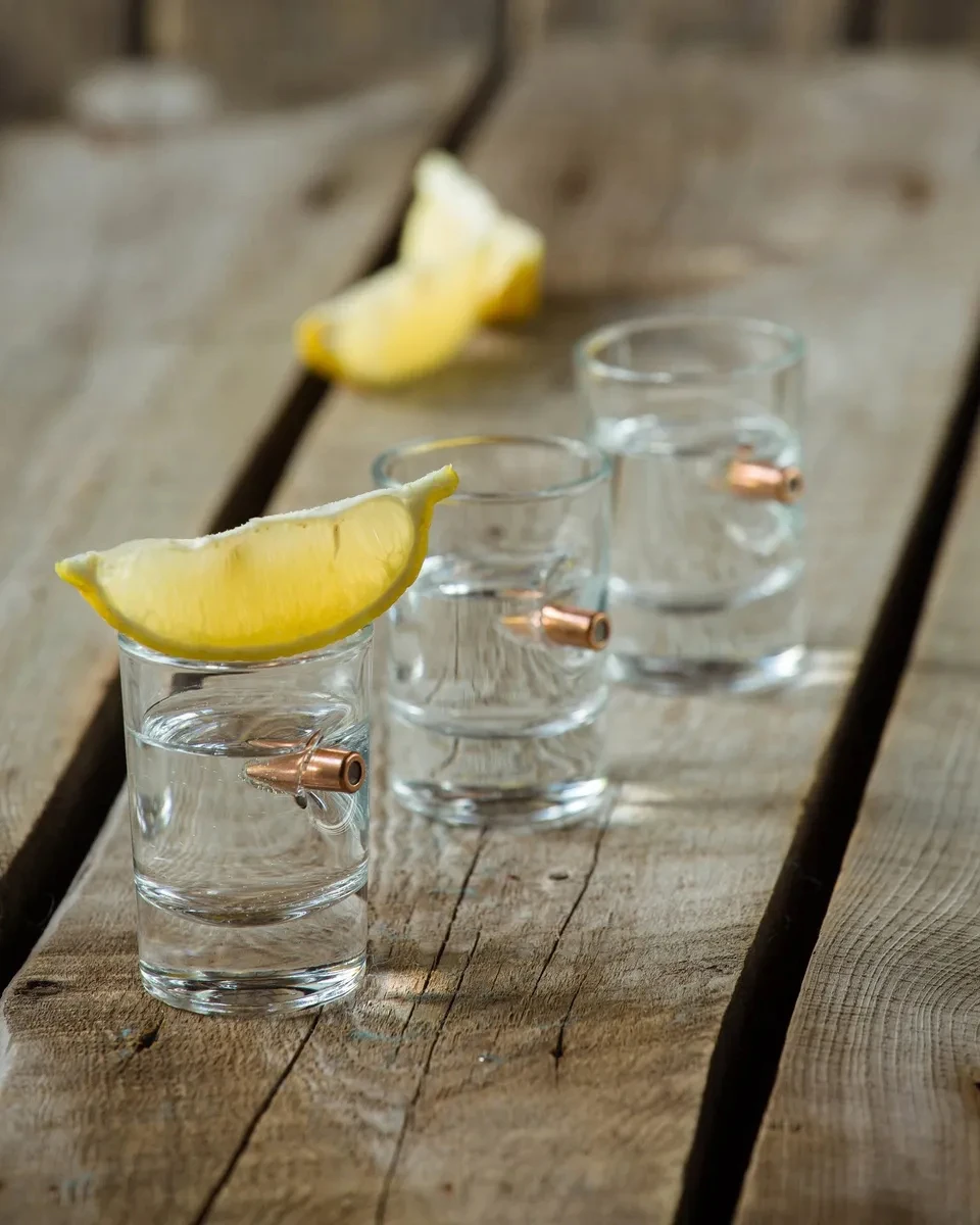 подарок; сувенир; на праздник; на день рождения; мужчине; другу; дяде; папе; отцу; свату; бокал; стакан; фужер; с настоящей пулей; лучший подарок; подарочный набор; пуля в стакане; стакан с пулей