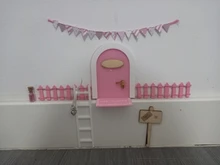 Mini puerta de hadas de madera, puerta de hadas hecha a mano, con bonito agujero con ratón rosa, puerta de madera en miniatura con banderines y poste de señal personalizado