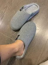 Zapatillas de casa cálidas para hombre y mujer, zapatos de felpa de algodón antideslizantes, suaves, para dormitorio, bonitos deslizantes de piel, para invierno